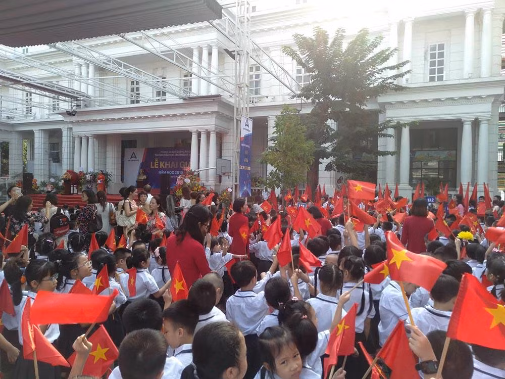 Ngập tràn sắc đỏ tại trường Tiểu học Archimedes Academy.
