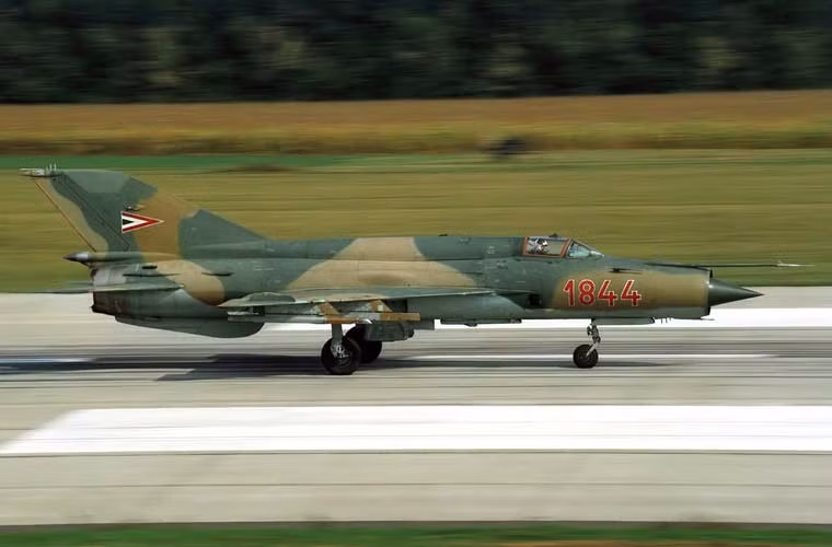 Trong quá khứ, Không quân Hungary từng có trong biên chế khoảng 60-70 chiếc tiêm kích MiG-21bis/MF/U. Tuy nhiên, tới năm 2001 tất cả đều đã bị loại biên chế và thay bằng các tiêm kích JAS-39 Gripen của Thụy Điển.