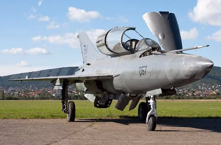 Trong ảnh là chiếc máy bay huấn luyện 2 chỗ ngồi MiG-21U khác được mở buồng lái và nắp đẩy trước mũi.