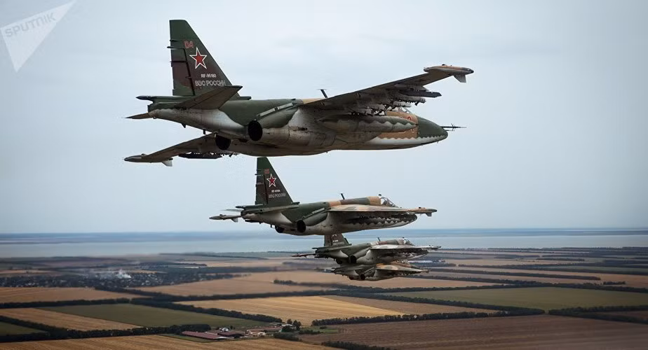 Cường kích tầm thấp Su-25 được đánh giá có tính năng kỹ chiến thuật tương đương với A-10 Warthog của Mỹ, chúng đều được xem là cơn ác mộng đối với bộ binh và xe tăng đối phương.