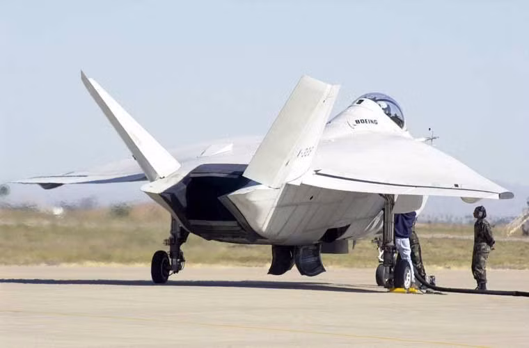 Động cơ F119 cho X-32 đạt tốc độ tối đa 1.931km/h ở trần bay lớn, tầm bay tác chiến 1.100-1.500km tùy biến thể cho Không quân - Hải quân Mỹ. Trong ảnh, cửa xả động cơ tiêm kích tàng hình X-32.