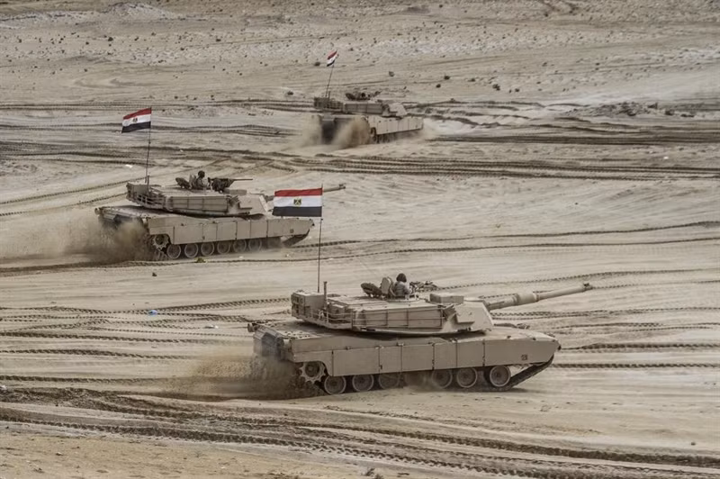 Lô tăng T-72 và cả Abrams được đích thân Tổng thống Ai Cập El-Sisi ra lệnh gửi đến Libya, đồng thời chỉ thị cho một số phi đội không quân Ai Cập sẵn sàng hỗ trợ lực lượng của Tướng Haftar giành lại thế trận chủ động trước liên minh Thổ-GNA.