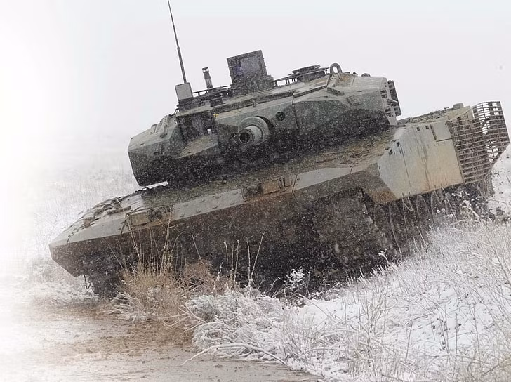 Xe tăng Altay đang do công ty Otokar của Thổ Nhĩ Kỳ phát triển, được lấy tên theo tên vị tướng quân đội Thổ Fahrettin Altay, tư lệnh Quân đoàn kỵ binh 5 trong cuộc chiến giành độc lập của Thổ Nhĩ Kỳ năm 1919-1923.