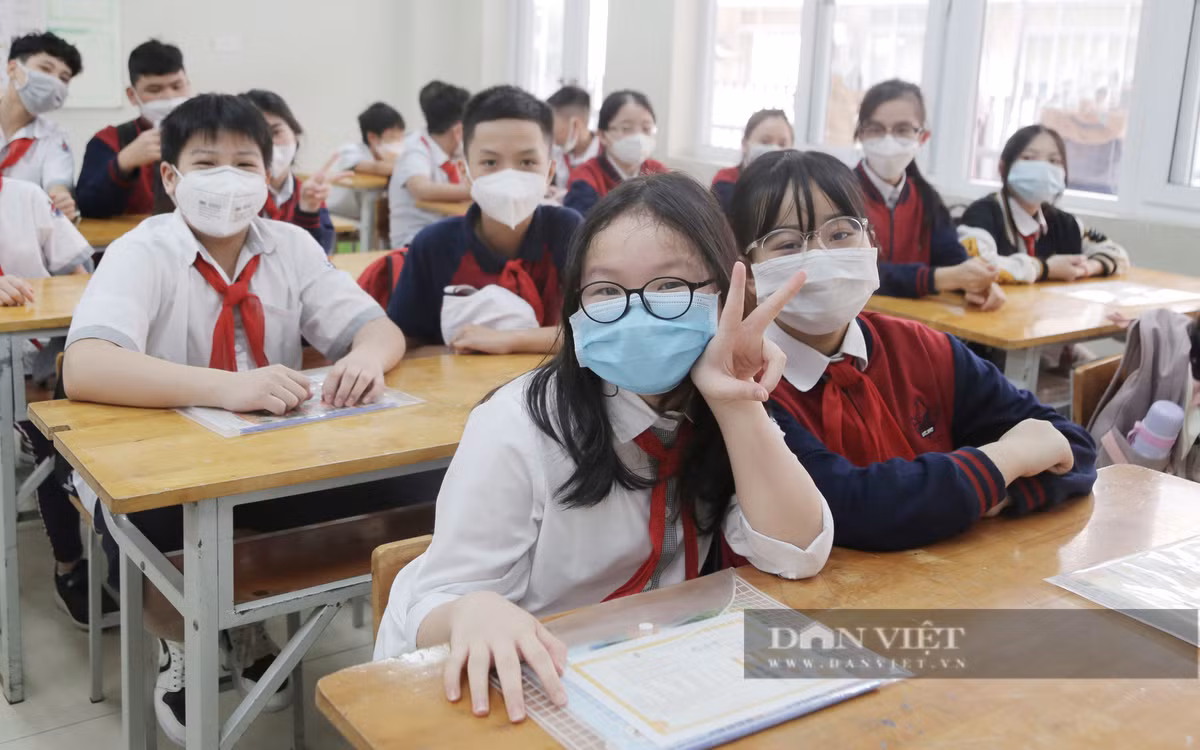 Học sinh lớp 1-6 Hà Nội đi học: Bố đưa con đến nhầm trường, trò không nhận ra cô - Hình 8 Hoc sinh lop 1-6 Ha Noi di hoc: Bo dua con den nham truong, tro khong nhan ra co-Hinh-8