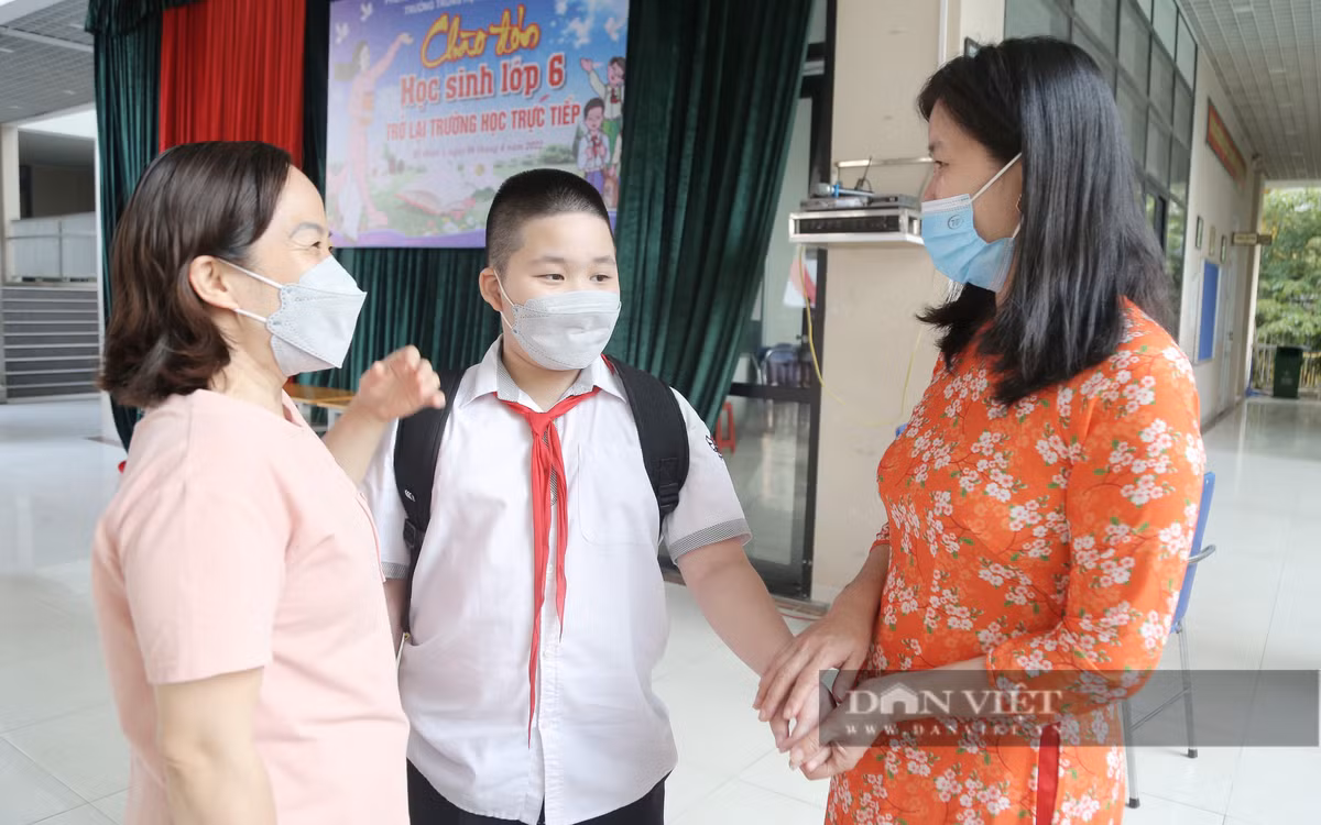 Học sinh lớp 1-6 Hà Nội đi học: Bố đưa con đến nhầm trường, trò không nhận ra cô - Hình 9 Hoc sinh lop 1-6 Ha Noi di hoc: Bo dua con den nham truong, tro khong nhan ra co-Hinh-9