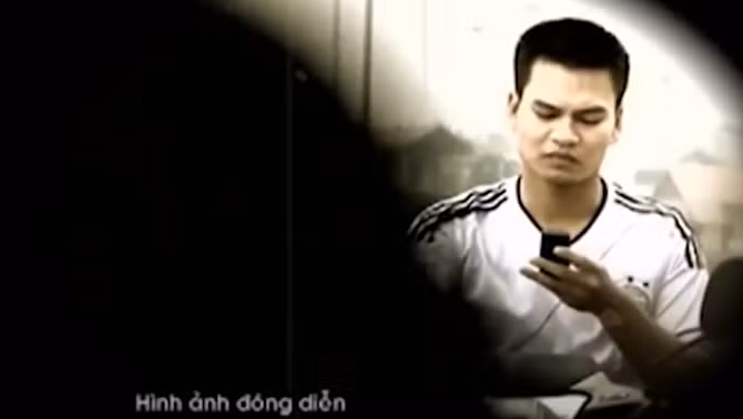 18h ngày 6/7/2011, Hải đang ăn cơm ở nhà Quảng thì anh Tường gọi điện rủ đi uống rượu ốc và hẹn nhau ở cầu Thống Nhất. Đến điểm hẹn, Quảng nói dối là muốn đi vệ sinh để “dụ” anh Tường vào nơi vắng người. Anh Tường đi xe máy theo sau 2 tên được khoảng 500m vào sâu phía trong thì Quảng đi xuống vệ đường giả đi vệ sinh.