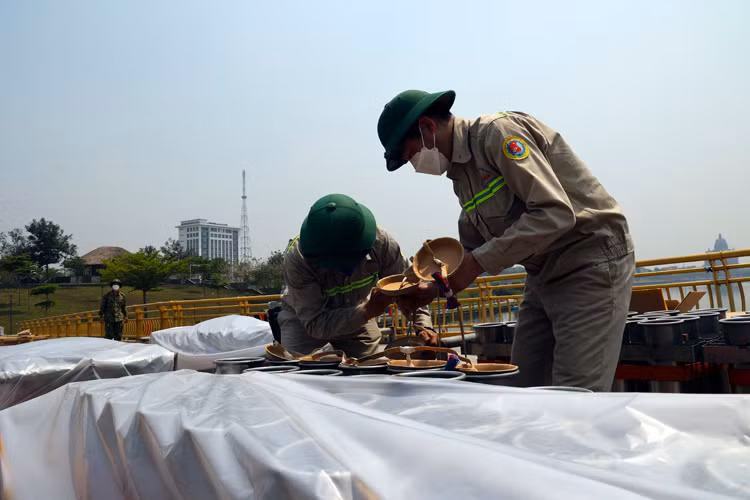 Các quả pháo hoa được đặt vào các nòng súng cỡ lớn.