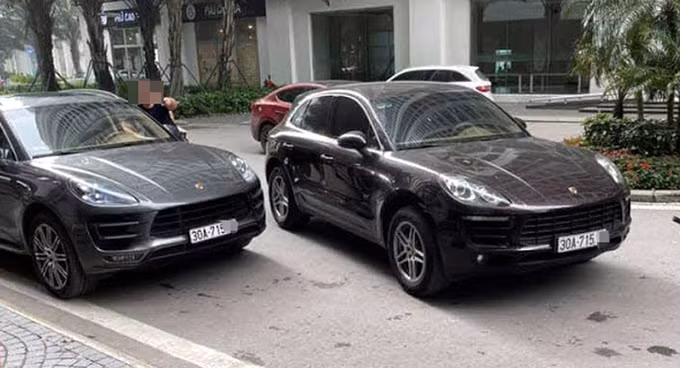  Hai xe Porsche trùng biển số gặp nhau: Ngày 19/4/2021, người phụ nữ đưa con đi học gặp chiếc xe Porsche khác màu xe của mình nhưng biển số giống nhau, đang di chuyển chậm bên trong một khu đô thị ở phường Mai Động (quận Hoàng Mai), nên đã quay lại hình ảnh và báo với Ban quản lý khu đô thị. Theo dữ liệu đăng ký quản lý xe tại Phòng CSGT Hà Nội, biển số 30A-715... được cấp cho xe màu tím (của người phụ nữ); như vậy xe Porsche còn lại nghi biến số giả. 