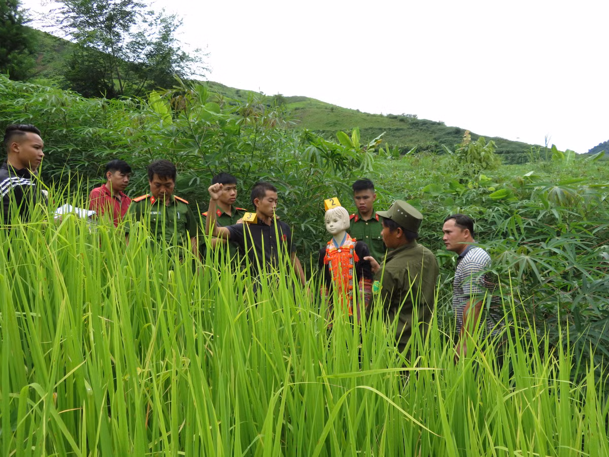 Tại cơ quan điều tra, Lở khai nhận trước đây, bà Mẩy có đến nhà và chửi Lở về tội ăn cắp. Do đó, vào 17h ngày 20/6/2019, sau khi đi chợ phiên về, thấy bà Mẩy một mình đi lên lán nương thì nảy sinh ý định giết để trả thù. Lở âm thầm đến gần đẩy ngã bà Mẩy, kéo xuống khe nước cạn rồi sát hại. Sau những việc làm mà Lở gây ra, hung thủ sẽ phải chịu bản án rất nặng từ pháp luật.