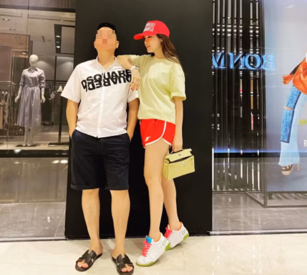 Bà T. có 3 lần chuyển tiền hùn vốn cho bà Nghệ với tổng cộng hơn 100 tỷ đồng. Một lần, Nghệ chi trả lợi nhuận kinh doanh cho bà T. hơn 23 tỷ đồng, do vậy bà T. tin tưởng đây là mối làm ăn quá hời. Sau đó bà Nghệ rủ rê hùn vốn thành lập ngân hàng và hứa sẽ cho bà T. làm chủ tịch HĐQT của cái gọi là “ngân hàng ngoại hối Việt Nam”; thậm chí bà Nghệ còn đưa giấy tờ cho bà T. để khai thủ tục.