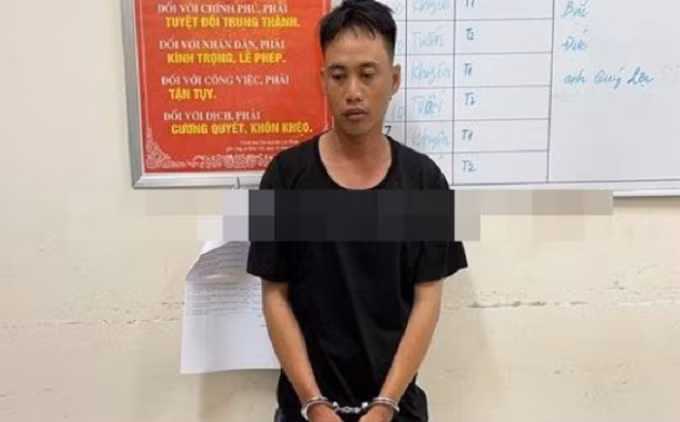  Nhậu say rồi hiếp dâm cô gái cùng dãy trọ: Đi nhậu về, Nguyễn Văn Ngay (SN 1993, trú huyện Nhơn Trạch, Đồng Nai) phát hiện chị N.T.M.T (SN 1999) đang nằm bấm điện thoại trong phòng trọ nên lẻn vào và cưỡng ép chị T. quan hệ tình dục. Tuy nhiên, chị T. kháng cự quyết liệt, bỏ chạy ra ngoài la hét, cầu cứu. Ngày 8/4, cơ quan chức năng tỉnh Đồng Nai cho biết đang điều tra, làm rõ.