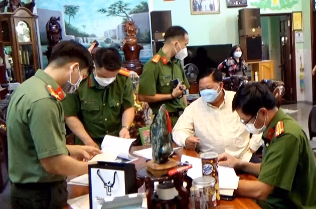  Bắt tạm giam nguyên Trưởng phòng CSGT tỉnh An Giang: Ngày 8/4, Công an tỉnh An Giang cho biết vừa khởi tố bị can, bắt tạm giam đối với Nguyễn Bá Quận (SN 1962, trú TP Long Xuyên, nguyên Trưởng phòng CSGT tỉnh An Giang) để điều tra về tội “Lợi dụng chức vụ, quyền hạn trong khi thi hành công vụ” khi đã cấp biển số xe sai quy định.
