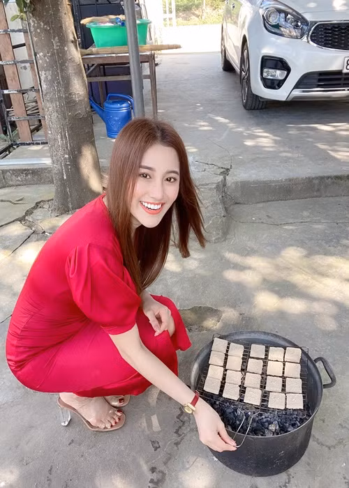 Mỗi khi về quê nhà Đà Nẵng, Tố My thường nấu nướng cùng gia đình.