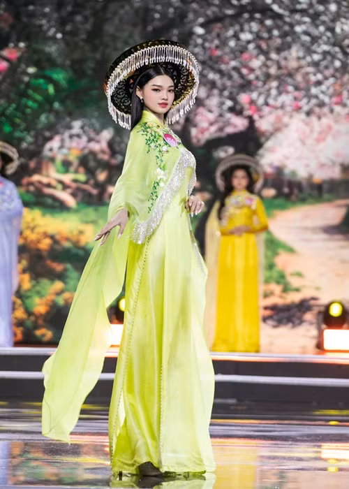 Tuy nhiên, theo ông Sơn, để lọt vào top 5, thí sinh phải hội tụ cả yếu tố ngoại hình và kỹ năng về trí thức, ứng xử. Ông Sơn cho rằng Bé Quyên phải phấn đấu và hoàn thiện mình hơn trong thời gian tới.