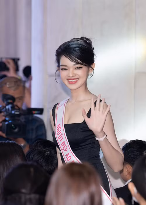 Trả lời Zing, Bé Quyên thừa nhận bản thân còn một số thiếu sót, chưa may mắn để tiến sâu.