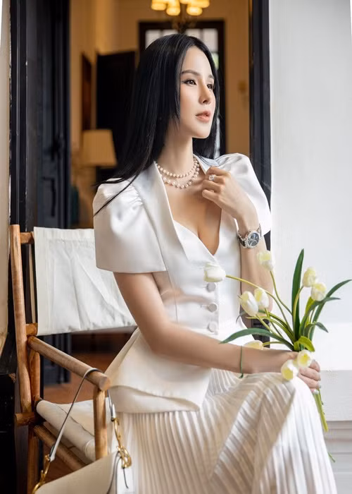 Theo Diệp Lâm Anh, trong lúc vợ chồng cô lục đục thì người thứ ba xuất hiện.