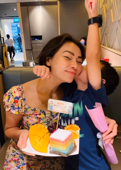 Nữ ca sĩ dành nhiều thời gian chăm sóc chồng con ở xứ người.