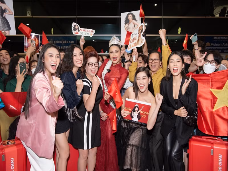 Ngoc Chau va dan doi thu len duong thi Miss Universe 2022