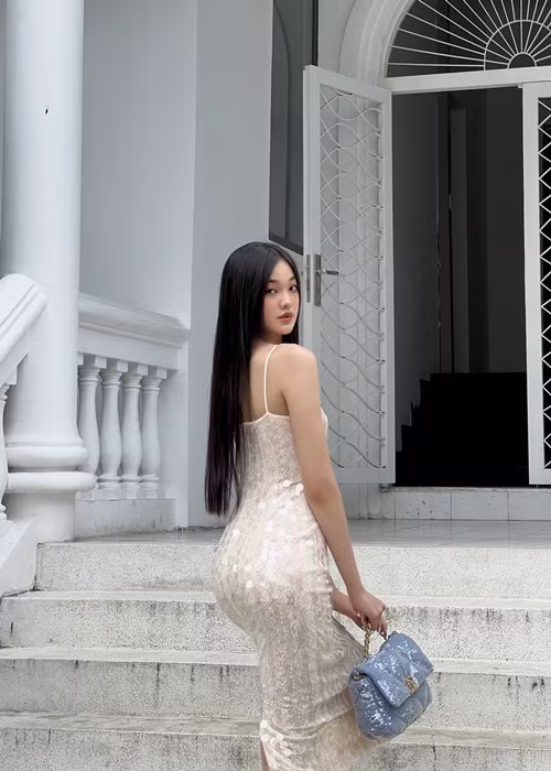 Người đẹp có xuất thân nghèo khó. Bé Quyên cho biết cô từng muốn bỏ học đi xuất khẩu lao động ở Nhật từ 3-5 năm để có một khoản tiền giúp cha mẹ. Ảnh: FBNV