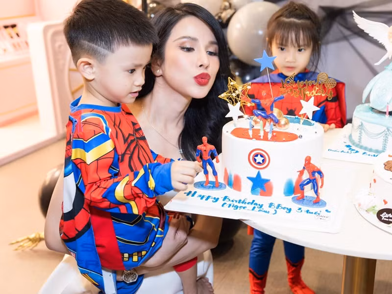 Trước phiên tòa ngày 2/12/2022, Diệp Lâm Anh bị chồng cũ giằng con gái ở trường mẫu giáo để tranh đón con. Tuy nhiên, Diệp Lâm Anh không đồng ý nên cả hai xảy ra tranh cãi. Khi Diệp Lâm Anh đưa con gái về nơi thuê trọ, Đức Phạm xuất hiện trước sảnh chung cư và chặn đầu xe.