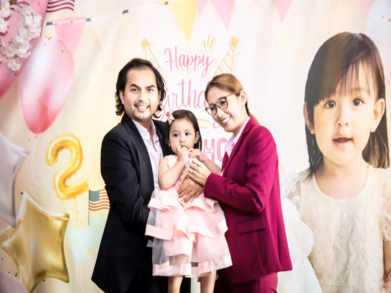 Ngoài thời gian đi làm, Đức Tiến hết lòng chăm chút cho gia đình nhỏ từ vào bếp nấu ăn, chăm sóc con gái, đúng chuẩn ông chồng lý tưởng.