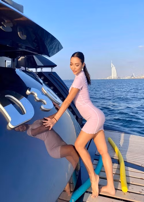 Cô từng đi du thuyền 173 tỷ đồng để ngắm cảnh Dubai.