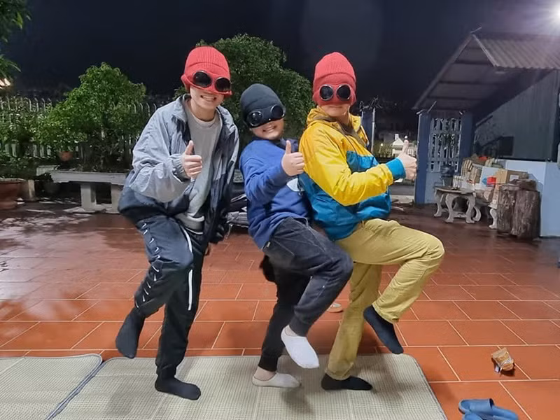 Nam nghệ sĩ đeo mặt nạ cùng hai cậu con trai.