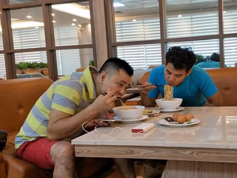 Đôi bạn gắn bó với nhau cả về sự nghiệp lẫn cuộc sống.