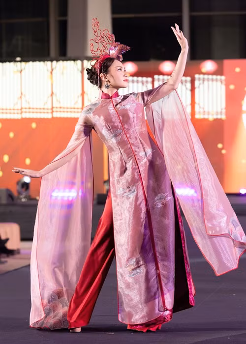 Hoa hậu Huỳnh Nguyễn Mai Phương diện thiết kế trong bộ sưu tập của NTK Trần Thiện Khánh.