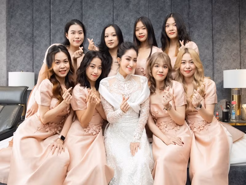 Khánh Thi diện váy cưới trắng bên dàn phù dâu. Ảnh: Vietnamnet
