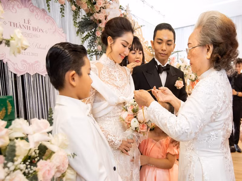Trong buổi lễ, bà ngoại của Phan Hiển phát biểu: "Hôm nay ngày vui của hai cháu. Hai cháu đã yêu nhau từ rất lâu nhưng đến giờ mới làm được lễ này cho hai cháu để cho Khánh Thi một danh phận". Ảnh: VTV