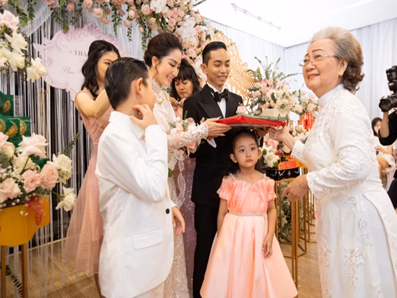 Ngày trọng đại của Khánh Thi - Phan Hiển có sự góp mặt của hai con. Ảnh: Arttimes