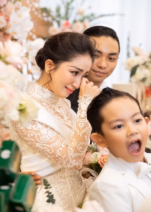 Trước khi trao nhẫn cho Khánh Thi, Phan Hiển bày tỏ: "Anh với em quen nhau rất lâu rồi. Qua bao nhiêu sóng gió, khó khăn, không biết phải nói như thế nào. Em đã nói với anh rất nhiều lần, em muốn làm một cái đám cưới cho hai họ. Hôm nay là ngày rất đặc biệt với anh, muốn trao cho em một danh phận chính thức". Ảnh: VTV