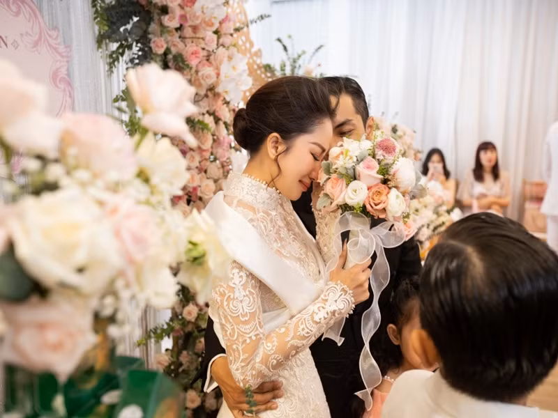 Lắng nghe lời chia sẻ của bà ngoại Phan Hiển, Khánh Thi đã bật khóc. Ảnh: Vietnamnet