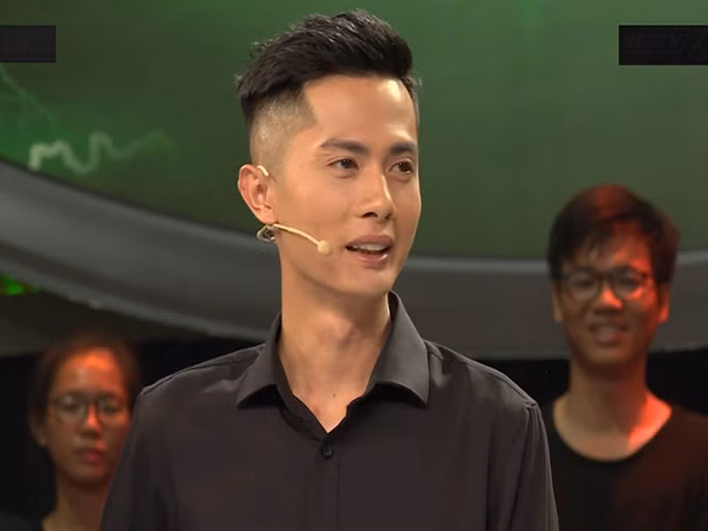 Trường Giang bị chỉ trích vì nhiều lần lôi đời tư của đồng nghiệp lên sóng truyền hình. Như ở trong Nhanh như chớp, ông xã Nhã Phương liên tục xoáy vào chuyện chia tay của Huỳnh Phương. Cụ thể, chương trình vừa bắt đầu, Trường Giang đã hỏi Huỳnh Phương: “Vừa trải qua một nỗi đau sao”. Anh tiếp tục trêu chọc: "Cơn đau cũng thế thôi, cũng qua như giấc mơ”. Ở phần thi, Trường Giang vẫn trêu đùa: “Phương à, chỉ cần em trả lời đúng những câu này, biết đâu, ở nơi nào đó, cô ấy sẽ suy nghĩ lại và không trở về nữa". Ảnh: Vietnamnet