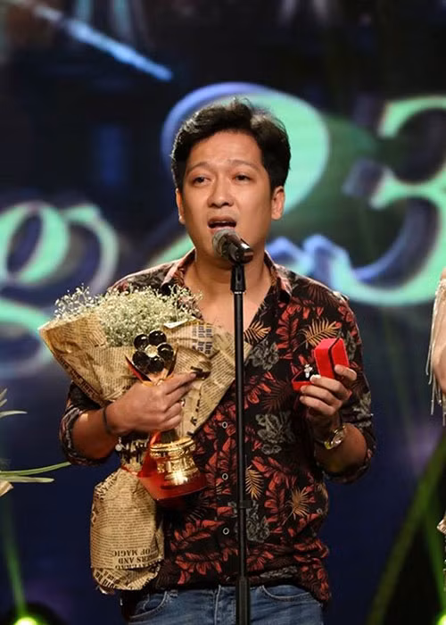 Tháng 1/2018, việc Trường Giang cầu hôn Nhã Phương khiến chương trình Mai vàng bị lố sóng vấp phải những ý kiến trái chiều. Bị chỉ trích, Trường Giang lên tiếng xin lỗi ban tổ chức Mai vàng, khán giả, MC Quý Bình cùng Vũ Cát Tường và Noo Phước Thịnh. Ảnh: Vietnamnet