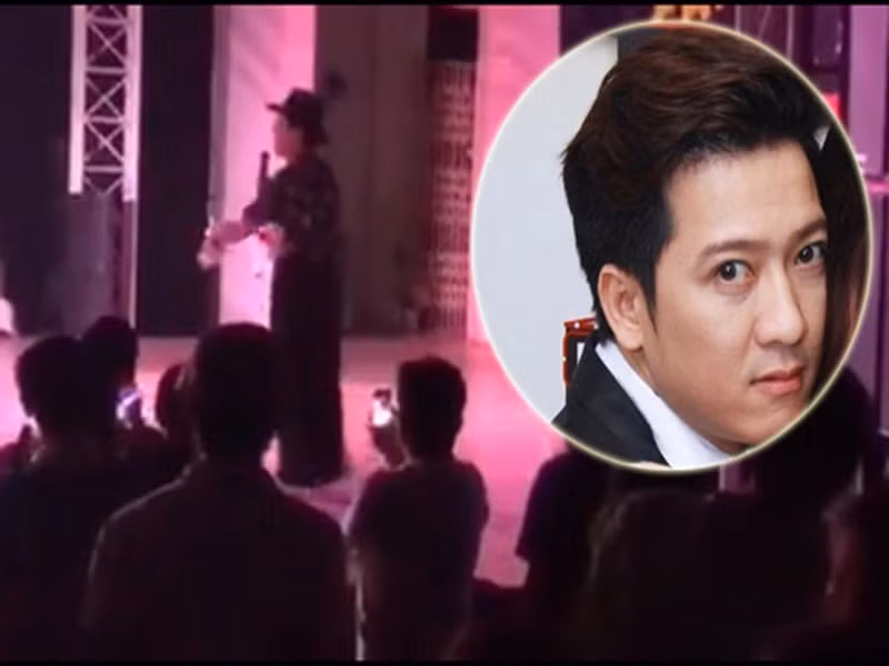 Trong một show diễn ở Tây Ninh vào tháng 2/2017, khi bị một số khán giả ném chai nước lên sân khấu, Trường Giang bỏ diễn. Một số khán giả khẳng định việc ném chai nước lên sân khấu hướng tới người lên tặng hoa chứ không phải Trường Giang. Ảnh: Saostar