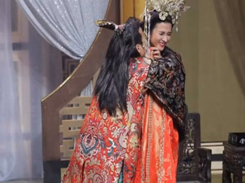 Khi hẹn hò Nhã Phương, Trường Giang vẫn có thói quen “đụng chạm” các bạn diễn nữ trong các tiểu phẩm hài. Không ít bạn diễn của danh hài cảm thấy bối rối bởi những hành động ôm, hôn của anh. Ảnh: Dân Việt