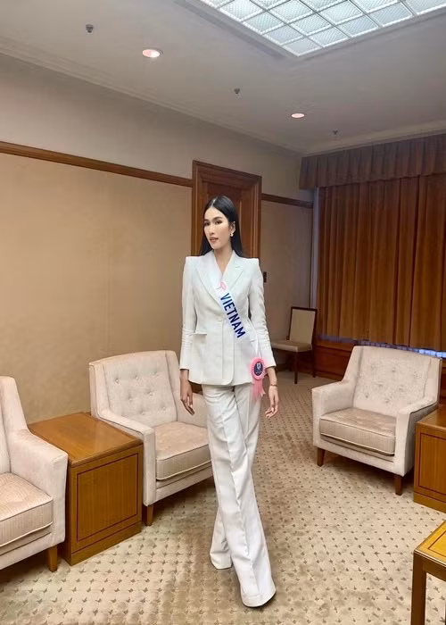 Từ khi nhập cuộc, đại diện Việt Nam được đánh giá có phong thái chuyên nghiệp và cách chọn lựa outfit vô cùng tinh tế, tao nhã.