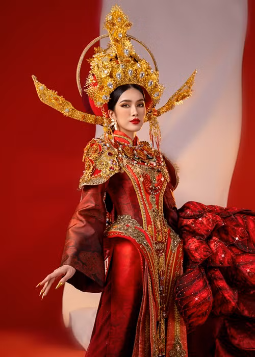 NTK Lê Long Dũng cho biết: “Sở dĩ tôi lựa chọn hình ảnh bà Nguyễn Thị Duệ nhằm phần nào thể hiện một cách tinh tế nhất vẻ đẹp tri thức cùng học vấn “khủng” vốn đã làm nên tên tuổi của nàng hậu Phương Anh. Bên cạnh việc giữ nguyên form dáng của chiếc áo dài truyền thống, tôi và NTK Thân Nguyễn An Kha đã tạo điểm nhấn thông qua phụ kiện như: mấn thiết kế tròn như vầng hào quang của sự ưu tú, vân khiên ở vai áo cũng như phần thân áo được trang trí dựa trên những kiến trúc từ những bức tượng thời Lý đến thời nhà Nguyễn được chạm nổi, chạm lộng vô cùng đa dạng. Thêm vào đó, hoa văn vốn cổ và hình ảnh sao khuê 16 cánh tượng trưng cho những trạng nguyên đạt ngôi vị cao nhất tỏa sáng như bầu trời đầy sao”.