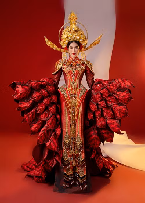 Lê Long Dũng và Thân Nguyễn An Kha lựa chọn hình ảnh hoa trạng nguyên làm ý tưởng và đây cũng chính là tên chủ đề của quốc phục.