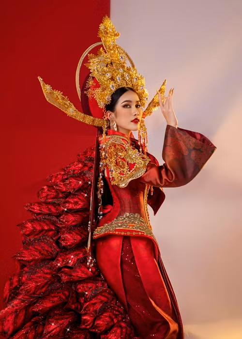NTK Lê Long Dũng và NTK Thân Nguyễn An Kha đã thổi vào hơi thở truyền thống hiếu học vốn đã có từ lâu đời của dân tộc Việt Nam, từ đó tôn vinh vẻ đẹp và học thức đáng nể của Phương Anh trong hành trình “mang chuông đi đánh xứ người”.