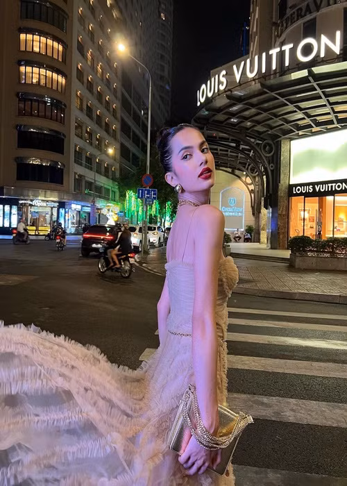 Chiều cao 1m7 là lợi thế của Emma khi làm người mẫu.