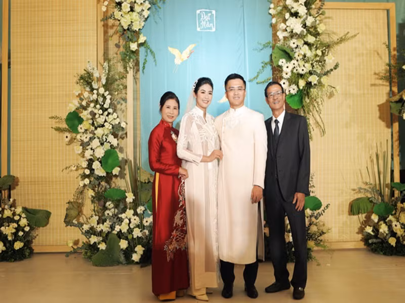 Không chỉ cô dâu chú rể, gia đình, người thân, bạn bè cũng diện áo dài trong đám cưới Ngọc Hân. Ảnh: VTV