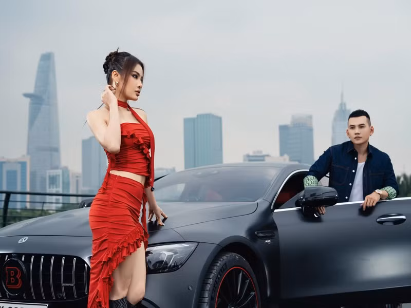 Bà xã Lý Bình vẫn tự tin diện đồ khoe dáng dù bầu bí.