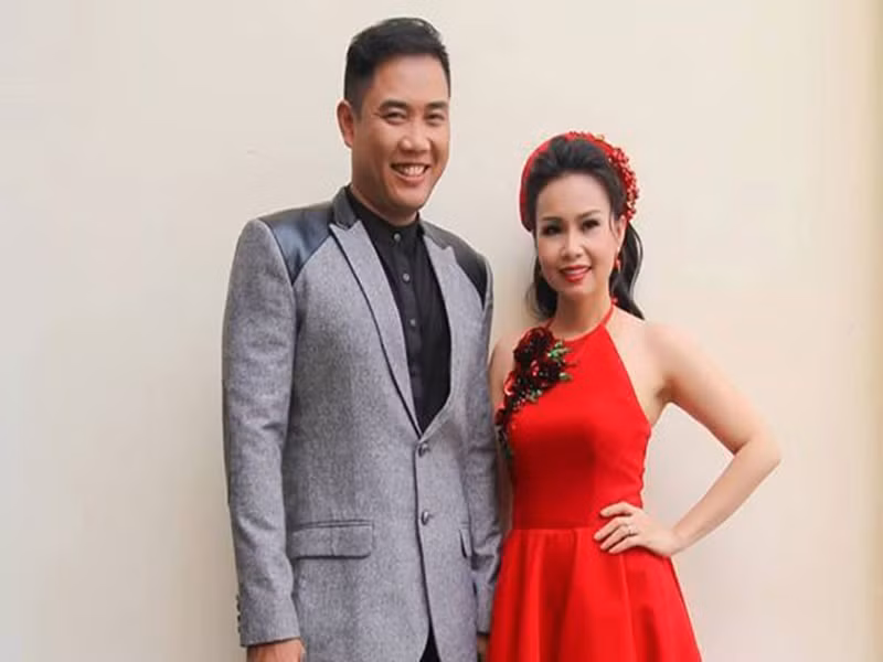 Bận rộn với nhiều vai trò, nhạc sĩ Minh Vy vẫn hộ tống Cẩm Ly đi diễn. Ảnh: FBNV