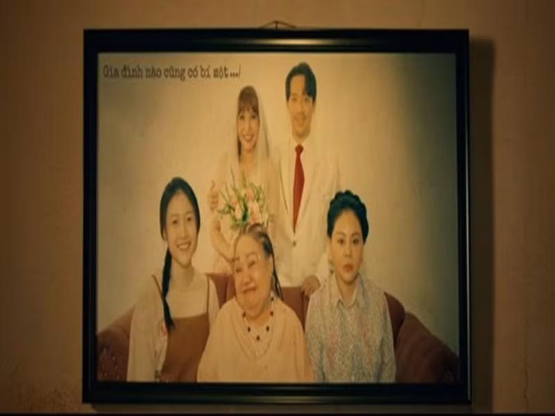 Nội dung phim "Nhà bà Nữ" xoay quanh gia đình của bà Nữ (Lê Giang), một người làm bánh canh, dựa trên một nhân vật có thật và quán bánh canh có giá 300.000 đồng/bát. Với thông điệp chính - "Mỗi gia đình đều có những bí mật", chuyện phim khắc họa mối quan hệ phức tạp, đa chiều giữa các thành viên trong gia đình bà Nữ. Ảnh: Vietnamplus