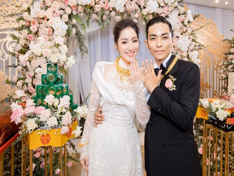 Để có hạnh phúc như hiện tại, Khánh Thi - Phan Hiển phải trải qua nhiều sóng gió vì cách biệt 11 tuổi, từng là cô trò.