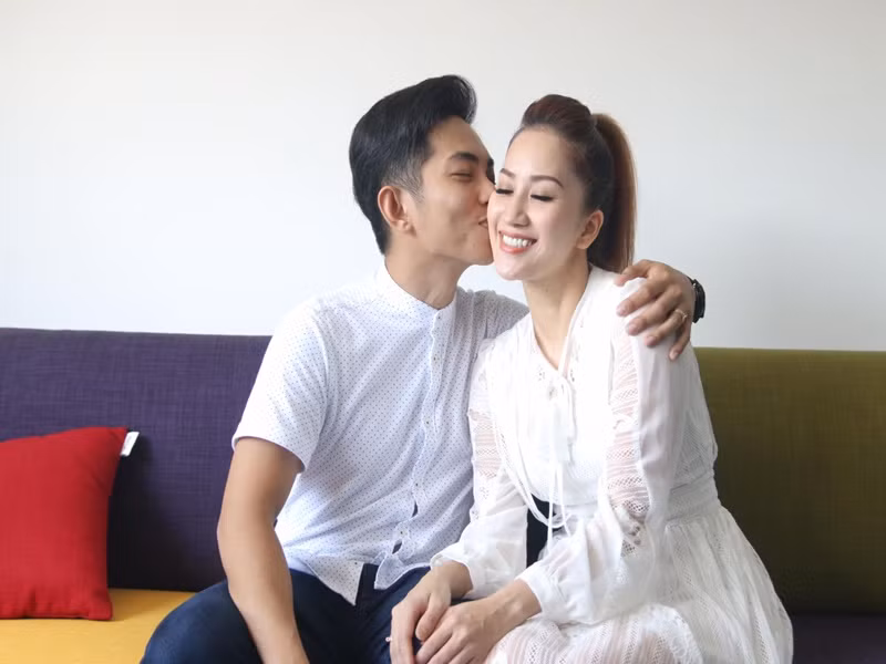“Trong quá trình Thi có em bé, tôi luôn ở cạnh cô ấy đã khiến cha mẹ rất buồn vì con cái không biết nghe lời. Tôi giải thích với cha mẹ, Khánh Thi là người sống chung với tôi suốt đời và tôi chọn người này”, Phan Hiển chia sẻ trên Zing.
