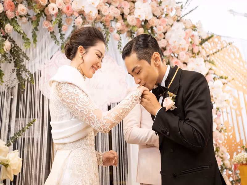  Khánh Thi - Phan Hiển vừa tổ chức lễ rước dâu. Ngày 17/12, cặp đôi tổ chức hôn lễ tại nhà thờ. Đến ngày 22/12, vợ chồng Khánh Thi làm đám cưới.